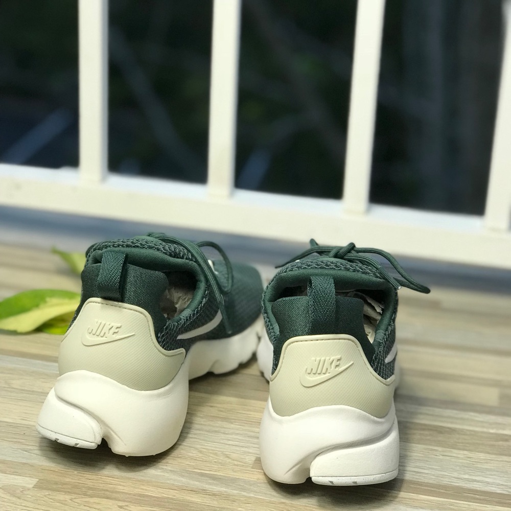 NWT Nike Air Presto Fly Green WMNS - Picture 3 of 8